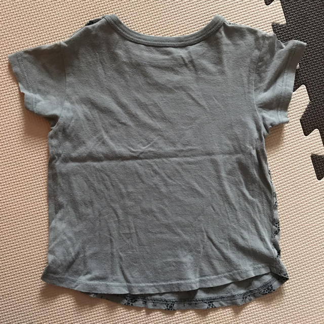 UNIQLO(ユニクロ)の【used】UNIQLO ユニクロ リサラーソン コラボ キリン柄 Tシャツ。 キッズ/ベビー/マタニティのキッズ服男の子用(90cm~)(Tシャツ/カットソー)の商品写真