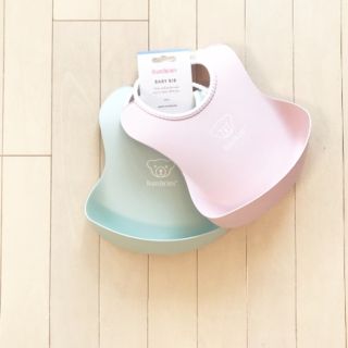 ベビービョルン(BABYBJORN)の新品✦Baby Bjorn 2枚SET お食事スタイ(green&pink)(お食事エプロン)