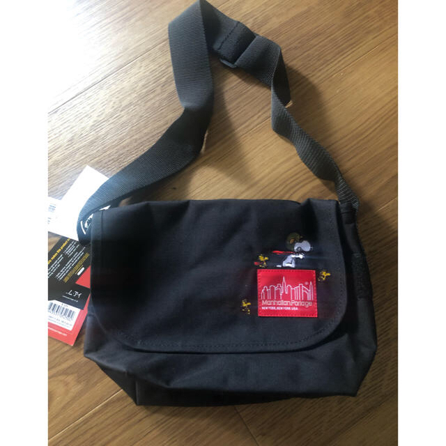 雅様専用マンハッタンポーテージショルダーバック　スヌーピーコラボ 黒 メンズのバッグ(メッセンジャーバッグ)の商品写真