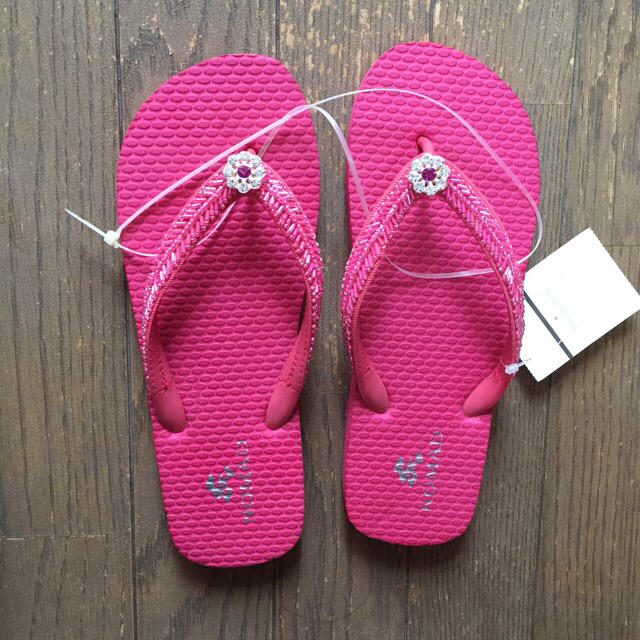 【未使用タグ付き✨】キラキラビーズ付き、ピンク色ビーチサンダル レディースの靴/シューズ(ビーチサンダル)の商品写真
