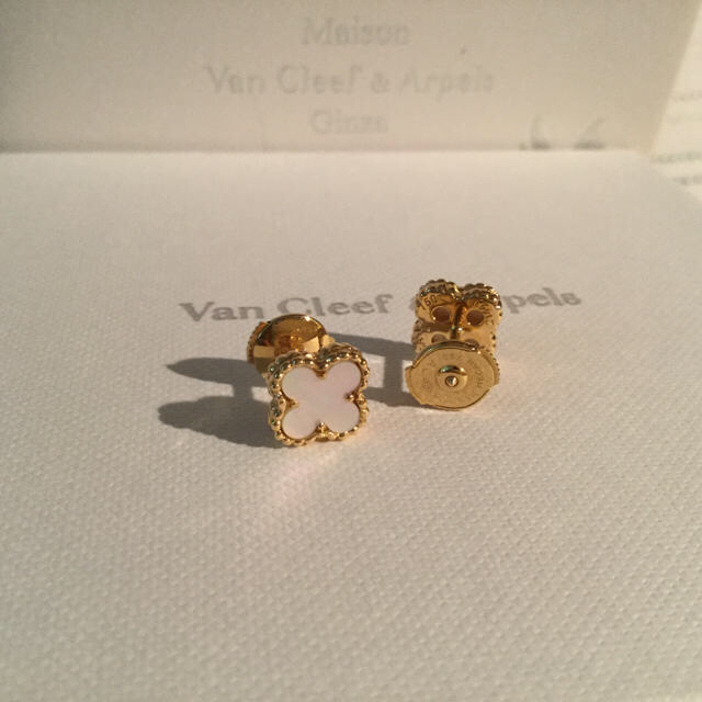 Van Cleef Arpels ヴァンクリーフ アーペル スウィートアルハンブラ ピアス 白蝶貝 Ygの通販 By 桃猫 S Shop ヴァンクリーフアンドアーペルならラクマ Van Cleef Arpels ヴァンクリーフ アーペル スウィートアルハンブラ ピアス 白蝶貝 Ygの通販 By 桃猫 S Shop ヴァンクリーフアンドアーペルならラクマ