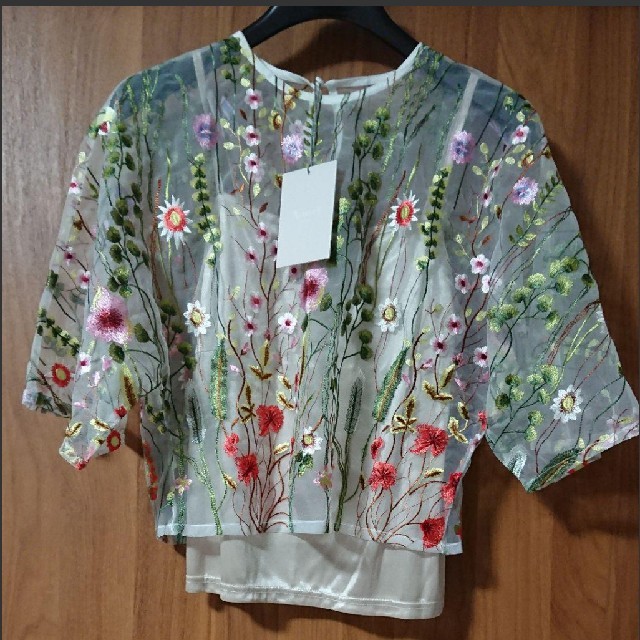 専用☆新品 AMERI シースルー刺繍ブラウス トップス 花柄