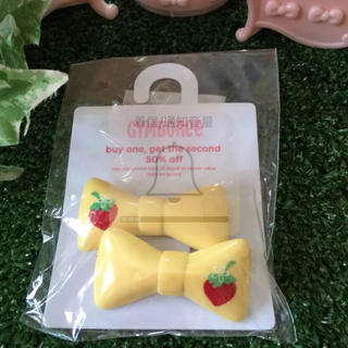 ジンボリー(GYMBOREE)の新品✨GYMBOREEジンボリー♡ヘアピン♡パッチン留♡苺×黄色リボン♡2個組✨(その他)