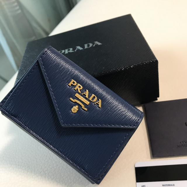 PRADA - 《新品》プラダ 大人気のミニ財布☆ 三つ折り コンパクトウォレット☆の通販 by akky 's shop｜プラダならラクマ