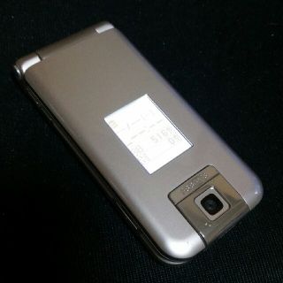 フジツウ(富士通)のドコモF884IES シャンパンゴールド(携帯電話本体)