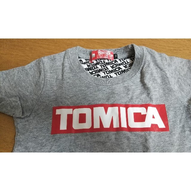 Takara Tomy(タカラトミー)の記名あり  トミカ  Tシャツ  100センチ キッズ/ベビー/マタニティのキッズ服男の子用(90cm~)(Tシャツ/カットソー)の商品写真