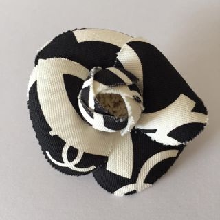 シャネル(CHANEL)の極美品 CHANEL カメリア ブローチ(ブローチ/コサージュ)