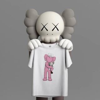 ユニクロ(UNIQLO)のTシャツ　カウズ　極希少　UT 　ピンク　XL　KAWS UNIQLO ユニクロ(Tシャツ/カットソー(半袖/袖なし))