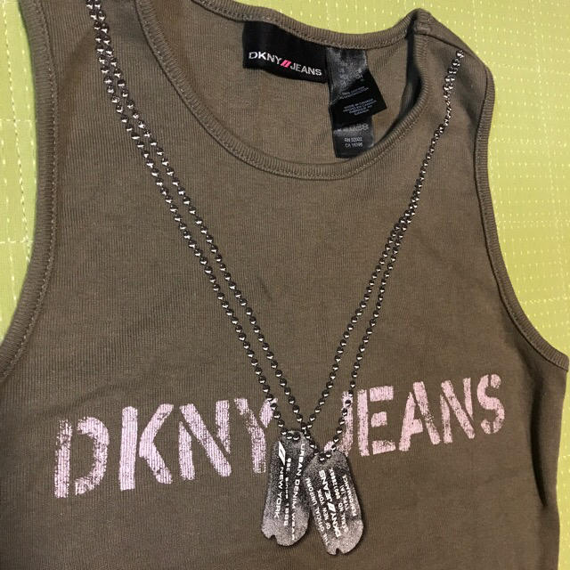 DKNY(ダナキャランニューヨーク)の【美品】DKNY Jeans ロゴ タンクトップ レーサーバック だまし絵 レディースのトップス(タンクトップ)の商品写真