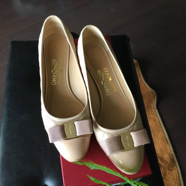 Salvatore Ferragamo(サルヴァトーレフェラガモ)のakasia様専用商品 フェラガモ  パンプス レディースの靴/シューズ(ハイヒール/パンプス)の商品写真