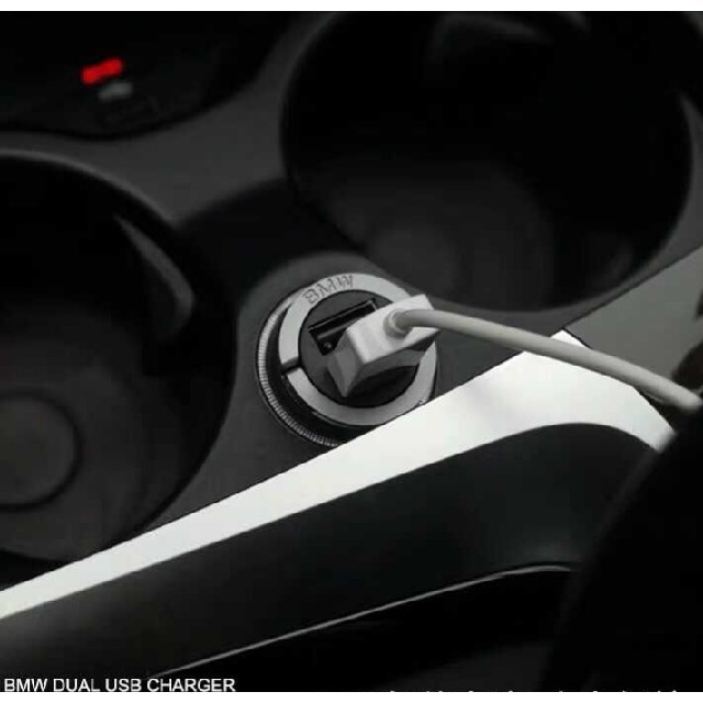 BMW(ビーエムダブリュー)のBMW accessories デュアル USB チャージャー 全車種対応 自動車/バイクの自動車(その他)の商品写真