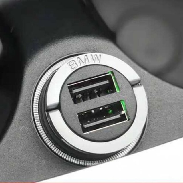 BMW(ビーエムダブリュー)のBMW accessories デュアル USB チャージャー 全車種対応 スマホ/家電/カメラのスマートフォン/携帯電話(バッテリー/充電器)の商品写真