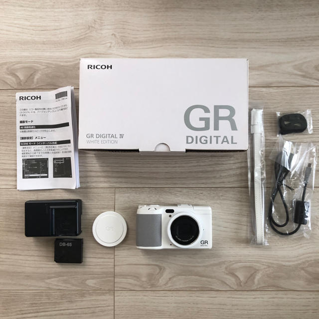 RICOH  GR DIGITAL Ⅳ WHITE EDITION 限定カラーカメラ