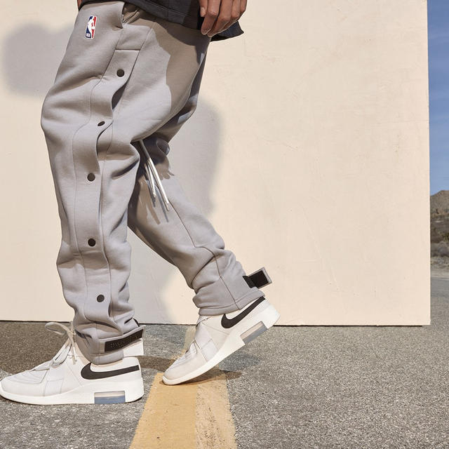 FEAR OF GOD(フィアオブゴッド)のNIKE AIR FEAR OF GOD WARM UP PANTS FOG メンズのパンツ(その他)の商品写真