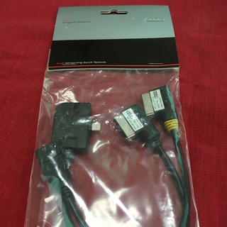 アウディ(AUDI)の送料無料 アウディ純正 MMI ライトニングコネクタ&USB 新品(車内アクセサリ)