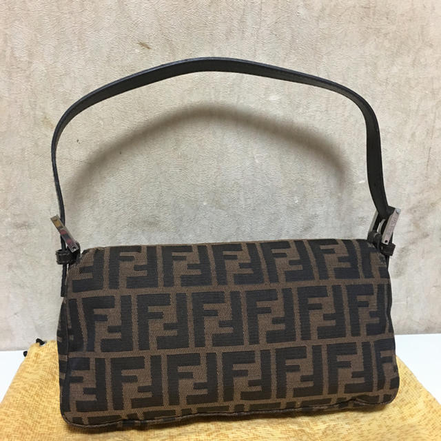 FENDI(フェンディ)のFENDI ズッカ柄 マンマバケット 美品 レディースのバッグ(ショルダーバッグ)の商品写真