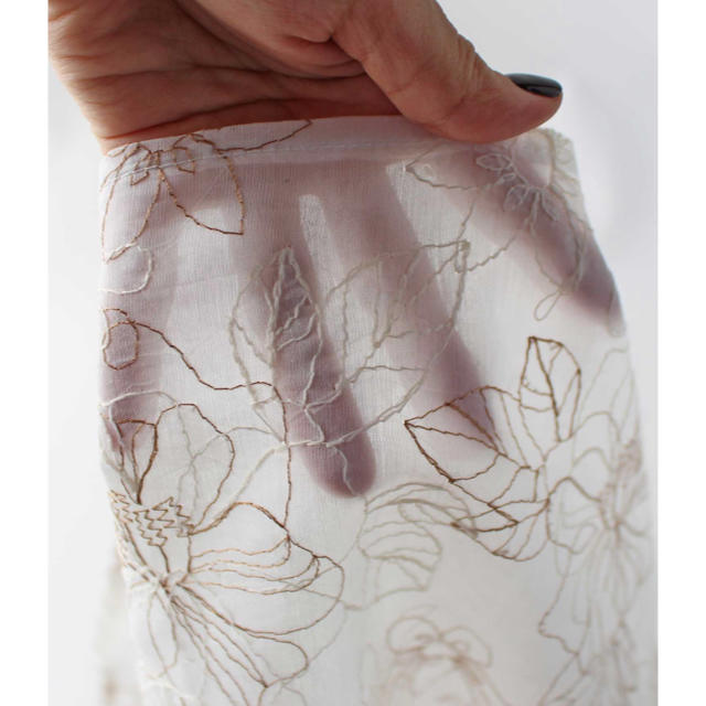 antiqua(アンティカ)のantiqua アンティカ 花柄刺繍タンクトップ F アイボリー レディースのトップス(タンクトップ)の商品写真