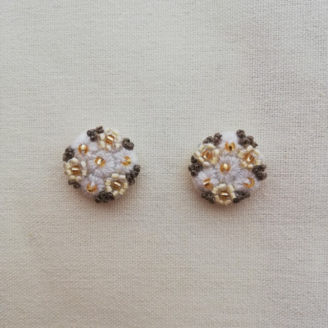 刺繍ピアス　ブーケ　ホワイト ハンドメイドのアクセサリー(ピアス)の商品写真