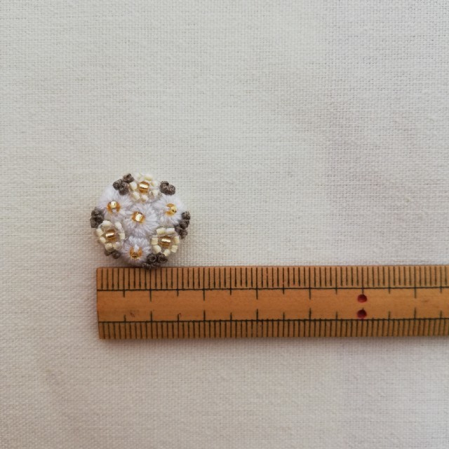 刺繍ピアス　ブーケ　ホワイト ハンドメイドのアクセサリー(ピアス)の商品写真