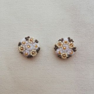 刺繍ピアス　ブーケ　ホワイト(ピアス)