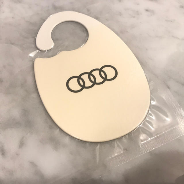 AUDI(アウディ)の新品 未使用 Audi ハンカチ オーナー限定キーホルダー ゲッコー芳香剤 3点 レディースのファッション小物(キーホルダー)の商品写真