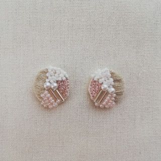 刺繍ピアス　淡いピンク(ピアス)