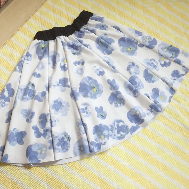 MIIA(ミーア)のMIIA パンジー柄フレアスカート レディースのスカート(ミニスカート)の商品写真