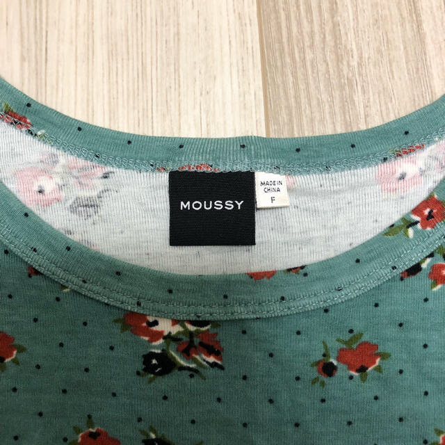 moussy(マウジー)のmoussy 花柄 ドット トップス Tシャツ SLY グリーン レディースのトップス(Tシャツ(半袖/袖なし))の商品写真