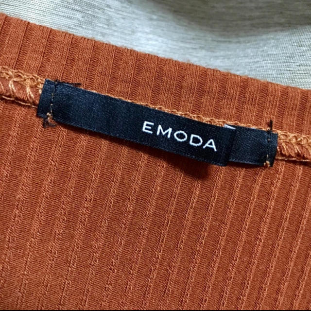 EMODA(エモダ)の【美品】EMODA短めトップス レディースのトップス(カットソー(長袖/七分))の商品写真