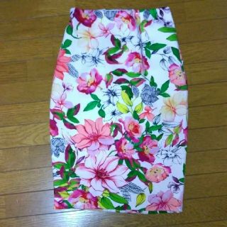 ゲス(GUESS)のGUESS 花柄タイトスカート(ひざ丈スカート)