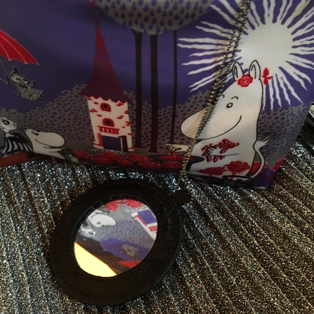 ANNA SUI(アナスイ)のアナスイ  ムーミン  コラボ  ミニミラー付き  サテンポーチ レディースのファッション小物(ポーチ)の商品写真