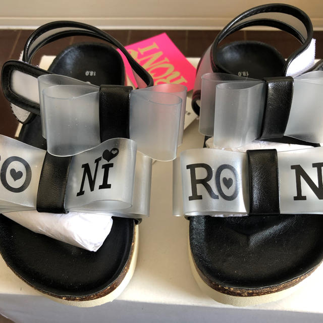 RONI(ロニィ)の新品 ロニィ  リボン ブラック サンダル キッズ/ベビー/マタニティのキッズ靴/シューズ(15cm~)(サンダル)の商品写真