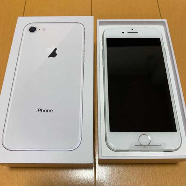iPhone(アイフォーン)のiPhone8 新品未使用 シルバー 白 SIMロック解除対応 スマホ/家電/カメラのスマートフォン/携帯電話(スマートフォン本体)の商品写真