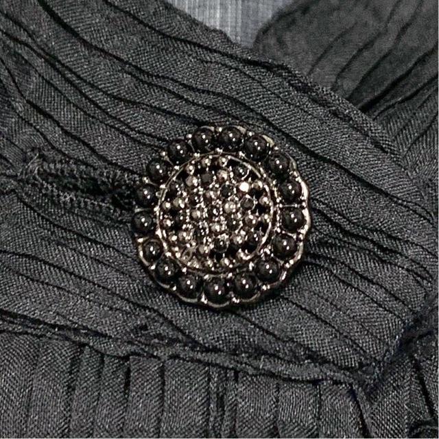 CHANEL(シャネル)のシャネル フリル装飾 ビジュー ボタン ブラウス 黒 五分袖シャツ E1456 レディースのトップス(シャツ/ブラウス(半袖/袖なし))の商品写真