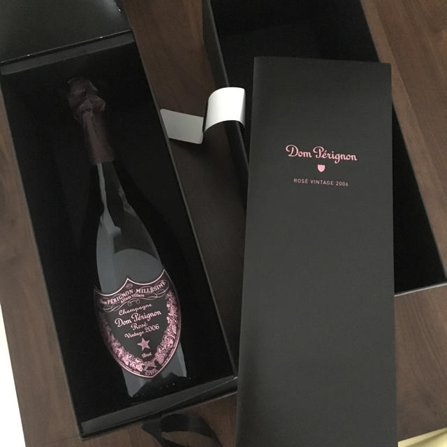 Dom Pérignon(ドンペリニヨン)のドンペリ ロゼ 2006 箱あり 食品/飲料/酒の酒(シャンパン/スパークリングワイン)の商品写真