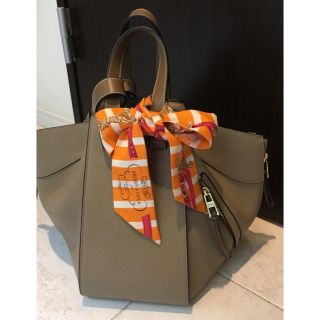 エルメス(Hermes)の人気のガラ ストライプ オレンジ エルメス スカーフ ツイリー (バンダナ/スカーフ)