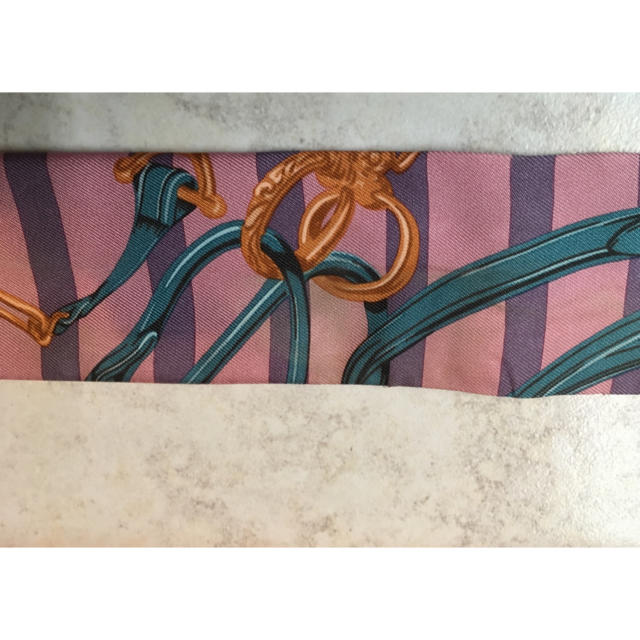 Hermes(エルメス)の人気のガラ ストライプ ピンク エルメス スカーフ ツイリー  レディースのファッション小物(バンダナ/スカーフ)の商品写真