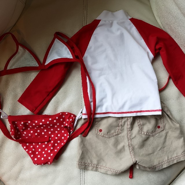 Skip Land(スキップランド)の女の子水着4点セット◼️ビキニ◼️長袖ラッシュガード◼️サーフパンツ◼️赤 キッズ/ベビー/マタニティのキッズ服女の子用(90cm~)(水着)の商品写真