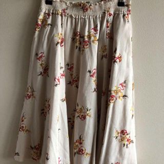 ジルバイジルスチュアート(JILL by JILLSTUART)の【中古】JILL by JILLSTUART　花柄スカート（白）(ひざ丈スカート)