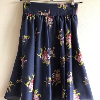 ジルバイジルスチュアート(JILL by JILLSTUART)の【美品❣中古】JILL by JILLSTUART　花柄スカート（紺）(ひざ丈スカート)