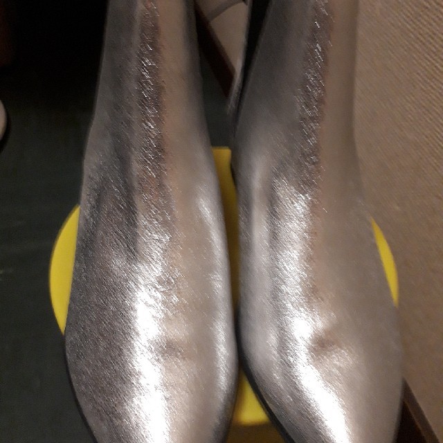 GU(ジーユー)のシルバーブーツ レディースの靴/シューズ(ブーツ)の商品写真