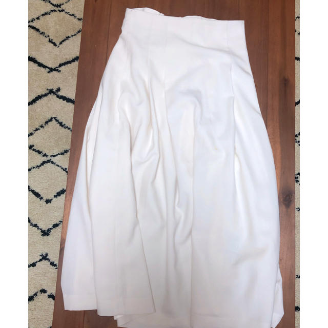 ROPE’(ロペ)のロペ★膝丈真っ白フレアスカート レディースのスカート(ひざ丈スカート)の商品写真