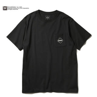 エフシーアールビー(F.C.R.B.)のFCRB SIMPSONS バックロゴ ポケット Tシャツ ブラック(Tシャツ/カットソー(半袖/袖なし))