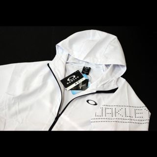 Oakley(ナイロンジャケット ・ ホワイト/白色系)のフリマ Oakley(ナイロンジャケット ・ ホワイト/白色系)のフリマ