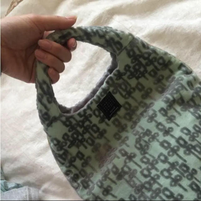 mina perhonen(ミナペルホネン)のミナペルホネン mina エッグバッグ リネン混 ミントグリーン フロッキー刺繍 レディースのバッグ(ハンドバッグ)の商品写真