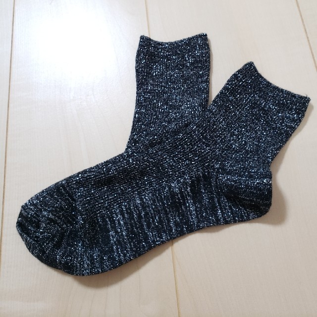 靴下屋(クツシタヤ)の新品　靴下　ラメラメ　ホワイト　黒 レディースのレッグウェア(ソックス)の商品写真