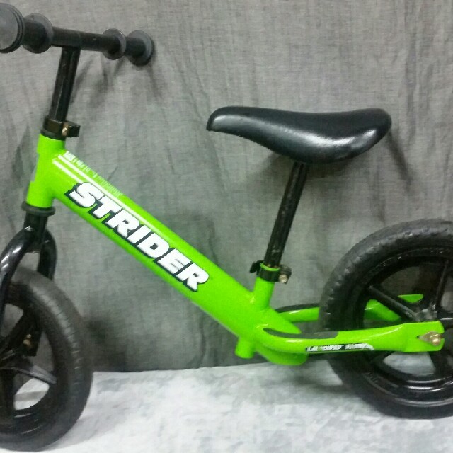 STRIDA(ストライダ)のストライダー　緑色 キッズ/ベビー/マタニティの外出/移動用品(自転車)の商品写真