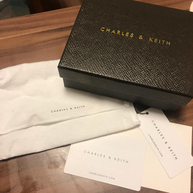 Charles and Keith(チャールズアンドキース)のチャールズアンドキース 二つ折り財布 レディースのファッション小物(財布)の商品写真