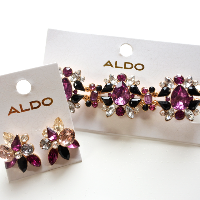 ALDO(アルド)の【日本未発売】新品未使用ALDOビジューブレスレッド&ピアスセット レディースのアクセサリー(ブレスレット/バングル)の商品写真