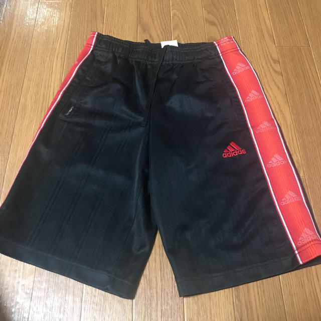 adidas(アディダス)のアディダス ハーフパンツ size150 キッズ/ベビー/マタニティのキッズ服男の子用(90cm~)(パンツ/スパッツ)の商品写真